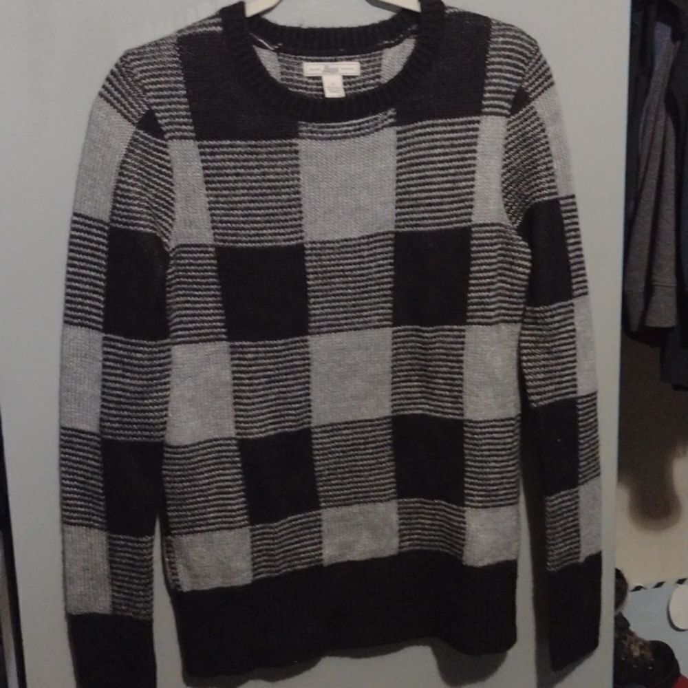 BASS sweater size small Black And Gray Checker